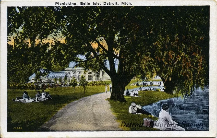 Postcard - Picnicking, Belle Isle, Detroit, Mich.