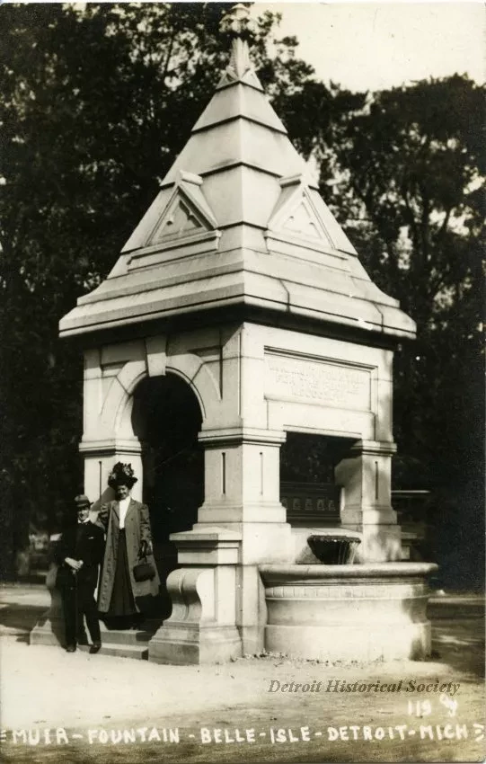 Postcard - Muir Fountain - Belle Isle - Detroit - Mich