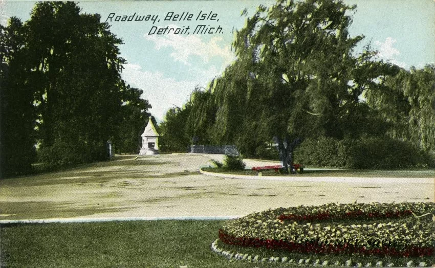 Postcard - Roadway, Belle Isle, Detroit, Mich.