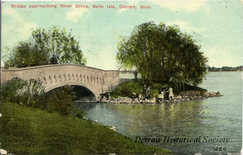 Postcard - Bridge approaching River Drive, Belle Isle, Detroit, Mich.