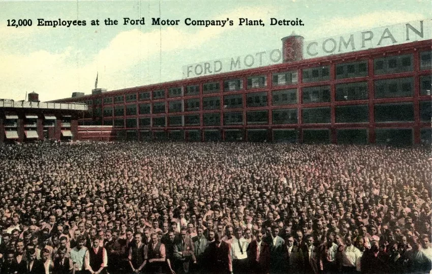 Postcard - 12,000 Employees at the Ford Motor Company's Plant, Detroit
