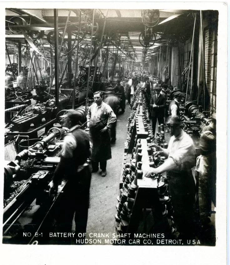 Stereograph - Battery Of Crank Shaft Machines In The Background, Hudson Motor Car Co, Detroit, USA