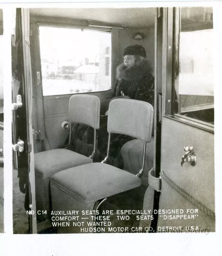 Stereograph - Toilet Cases Are Fitted With Glass Bottles With Silver Tops - Smokers' Sets With Automatic Lighters Are Provided, Hudson Motor Car Co, Detroit, USA